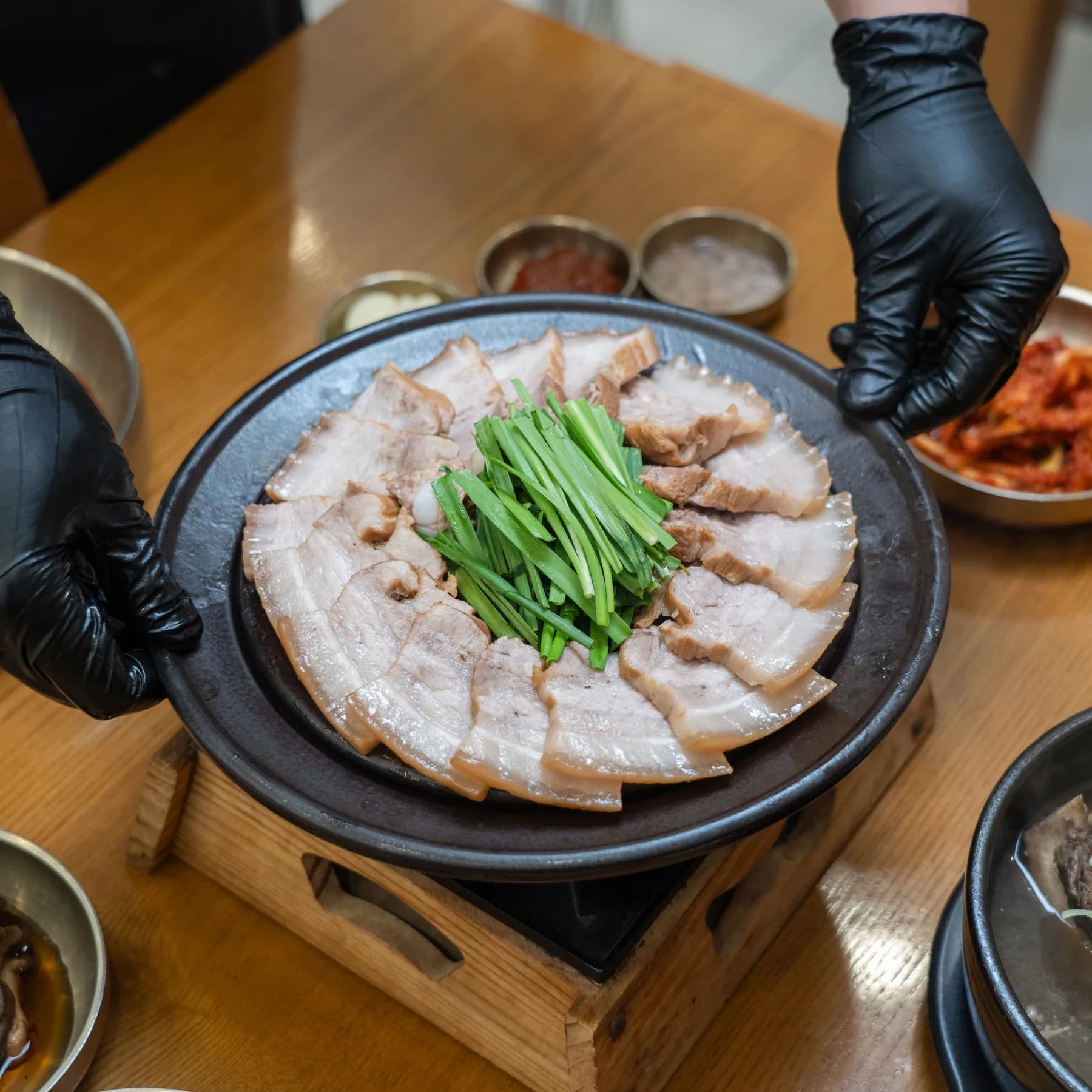 매장에서 직접 숙성한 매콤달콤한 명태회무침과 보쌈 수육