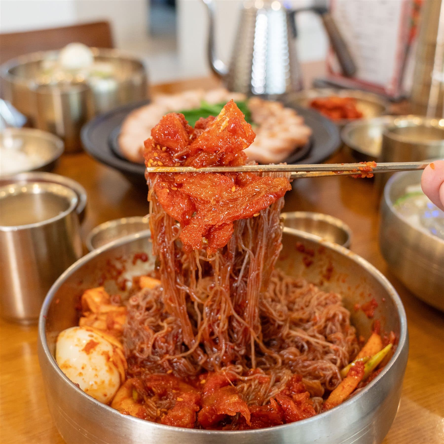 제일면옥 송도본점의 숙성 명태회가 듬뿍 올라간 정통 회냉면